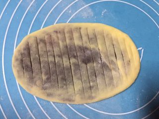 12、最爱豆沙甜圈圈,用切刀在表面划刀口，底部不要划穿