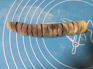 13、最爱豆沙甜圈圈,然后翻面卷起