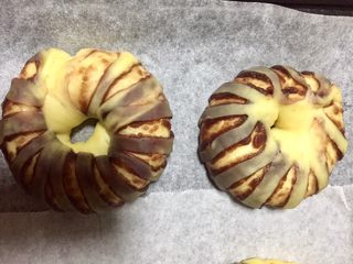 16、最爱豆沙甜圈圈,面包胚发酵至两倍大时，烤箱中层，上下火150度，时间18分钟，上色满意后加锡纸遮住烤