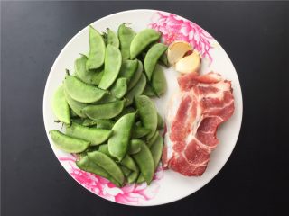 1、扁豆烧肉,准备材料如图。
