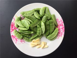 2、扁豆烧肉,将扁豆洗净去筋,大蒜切片。