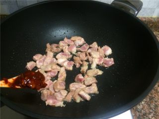 6、扁豆烧肉,放入一勺豆瓣酱翻炒10秒。