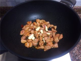 7、扁豆烧肉,放入大蒜翻炒10秒。