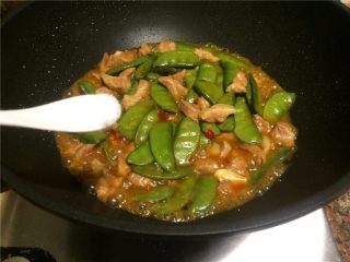 11、扁豆烧肉,放入适量食盐翻炒均匀,直至汤汁浓稠即可关火。