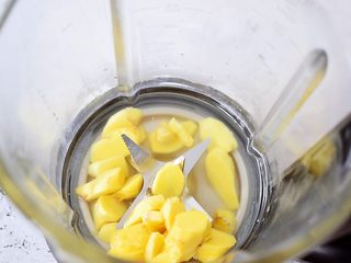 3、红糖姜汁丸子,将老姜放入料理机中，加入温水100克打成泥