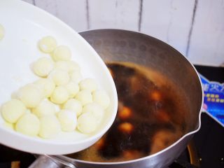 9、红糖姜汁丸子,再放入姜汁丸子