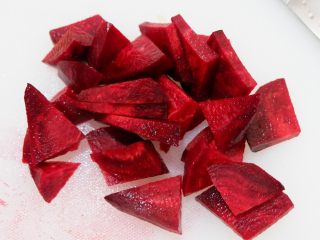 1、低脂代餐，健康减肥—甜菜根燕麦酸奶,甜菜根去皮切成小块
