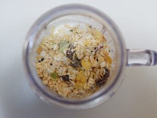4、低脂代餐，健康减肥—甜菜根燕麦酸奶,加入燕麦片。我用的综合燕麦。你们如果用纯燕麦片，可以加适量坚果。