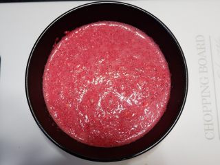 6、低脂代餐，健康减肥—甜菜根燕麦酸奶,搅拌好的燕麦酸奶倒入碗中。