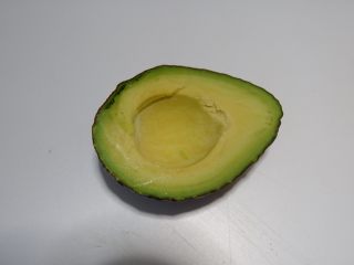 7、低脂代餐，健康减肥—甜菜根燕麦酸奶,将牛油果对半切开，去核。