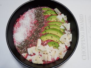 12、低脂代餐，健康减肥—甜菜根燕麦酸奶,最后撒上椰蓉。如果你想拍照。那么就赶紧的，不然椰蓉很快就会被甜菜根的颜色吞噬掉！！