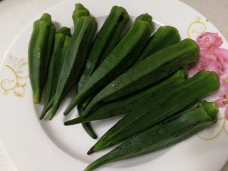 1、秋葵炒鸡蛋,12个秋葵清水洗干净。