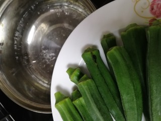 2、秋葵炒鸡蛋,水开放入秋葵。