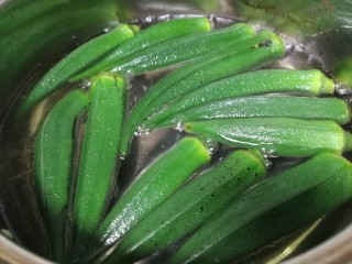 3、秋葵炒鸡蛋,焯水30秒，捞出。可以去掉草酸，促进钙质和蛋白质的吸收。