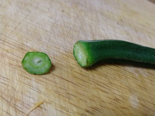 4、秋葵炒鸡蛋,切去顶部。
