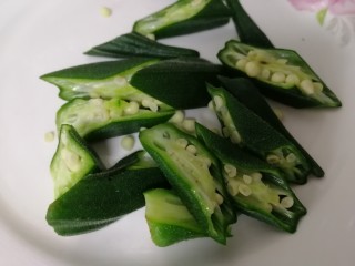 5、秋葵炒鸡蛋,斜刀切块。
