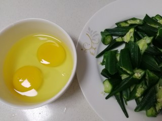 6、秋葵炒鸡蛋,碗里打入两个鸡蛋，加一汤匙清水打散，搅拌均匀。