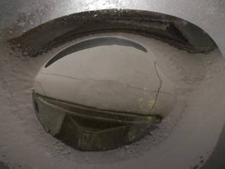 7、秋葵炒鸡蛋,锅内倒入适量油。