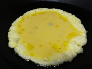 8、秋葵炒鸡蛋,油5成热倒入蛋液，文火把蛋液摊熟。