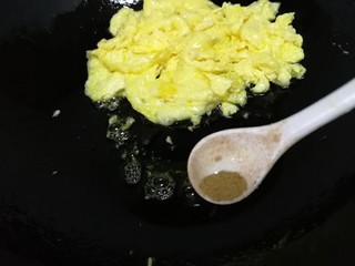 9、秋葵炒鸡蛋,鸡蛋推到锅边，少许十香撒入底油中，小火炸香。