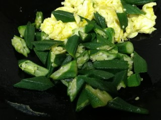 11、秋葵炒鸡蛋,文火翻炒均匀。