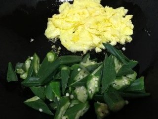 10、秋葵炒鸡蛋,放入秋葵。