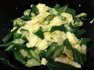 12、秋葵炒鸡蛋,和鸡蛋文火炒匀。
