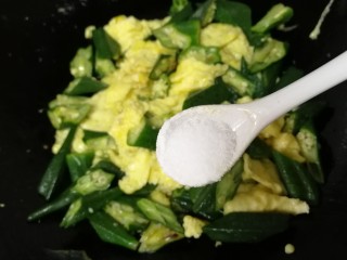 14、秋葵炒鸡蛋,放一小勺盐，文火炒匀即可。