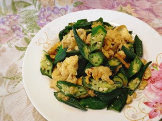 15、秋葵炒鸡蛋,盛盘。秋葵脆爽，鸡蛋嫩滑。