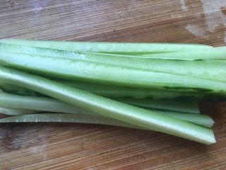 2、简单原味寿司,去皮切长条