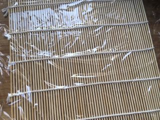 10、简单原味寿司,寿司帘上铺保鲜膜