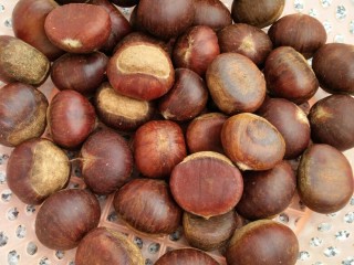 1、黑乐砂锅烤板栗,板栗洗干净，用厨房纸擦干水份备用