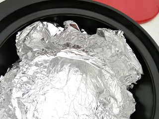 2、黑乐砂锅烤板栗,把锡纸铺在砂锅底上