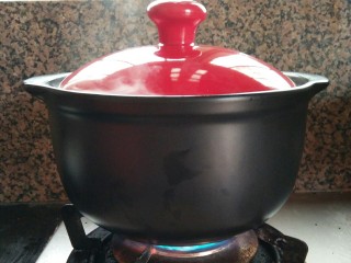 7、黑乐砂锅烤板栗,盖上盖子，开大火烤15分钟，每隔3到4分钟就翻一下板栗