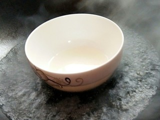 8、黑乐砂锅烤板栗,期间把白糖和凉开水隔水加热，使白糖融化，成为糖水备用