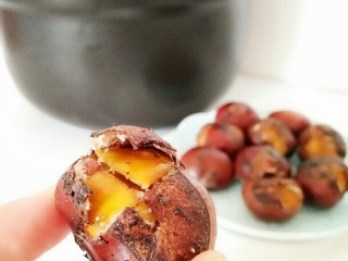 11、黑乐砂锅烤板栗,烤好的板栗是酥脆的，壳一掰就开