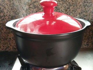 10、黑乐砂锅烤板栗,继续中火烤10分钟，中间要翻动几次板栗（防止烤焦），就可以出锅啦！