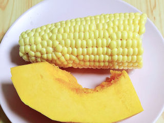 1、玉米南瓜粥,准备好南瓜、甜玉米。