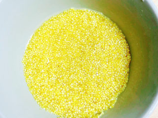 3、玉米南瓜粥,小米洗净待用。