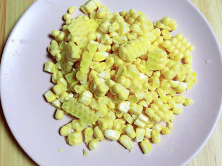 4、玉米南瓜粥,将玉米粒切下待用。