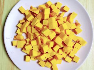 5、玉米南瓜粥,将南瓜切小块待用。