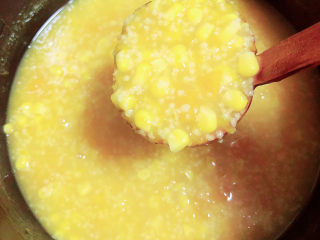 10、玉米南瓜粥,大约熬煮十分钟，关火出锅了。