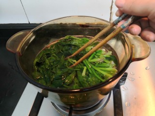 4、芙蓉鲜蔬汤,用筷子翻拌菠菜，使菠菜受热均匀，焯水1分钟