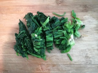 6、芙蓉鲜蔬汤,菠菜过凉后，挤干水份，切小段备用