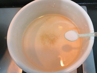 11、芙蓉鲜蔬汤,把盐也加进去，搅拌均匀，大火烧煮