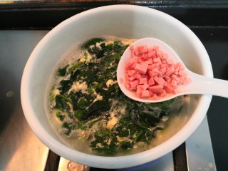 15、芙蓉鲜蔬汤,鸡蛋断生后，加入火腿丁，继续大火烧煮