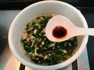 16、芙蓉鲜蔬汤,煮开后，加入生抽调味，搅拌一下，关火盛出