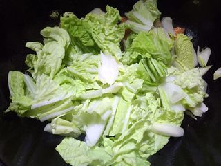 10、黑木耳炒白菜,放入白菜片翻炒片刻