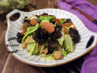 14、黑木耳炒白菜,装盘食用