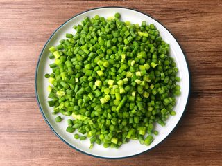 1、蒜苔炒肉末,蒜苔切掉头尾，清洗干净切成很短的段待用。